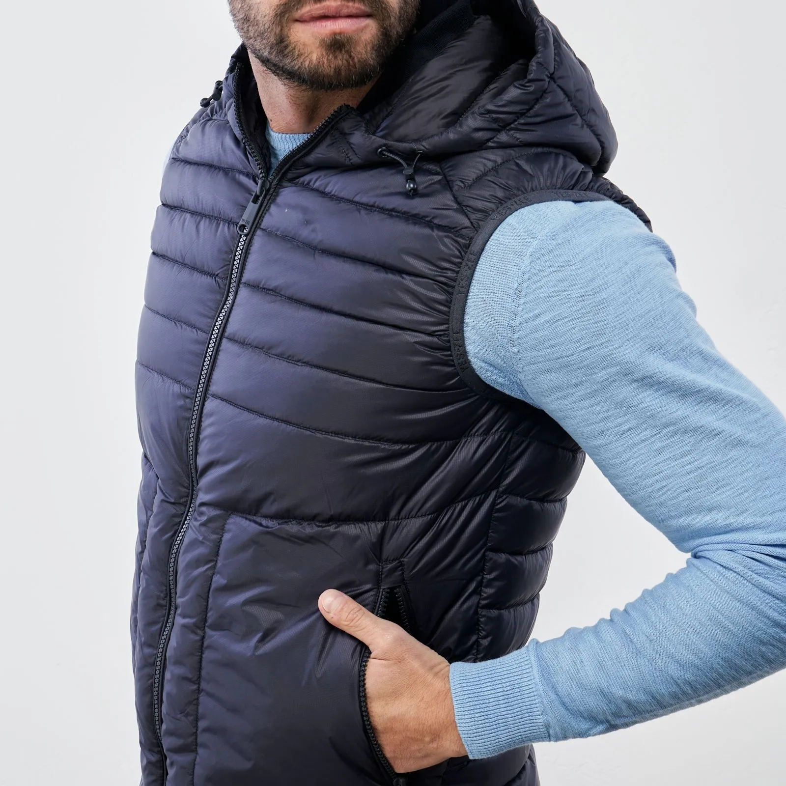 Gilet blu imbottito con cappuccio e tasche