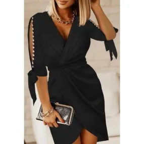 Mini abito elegante con dettaglio di perle finte e scollo incrociato Candys, nero